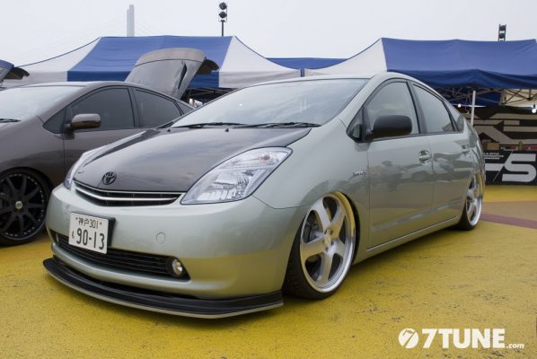 toyota_prius_slammed.jpg