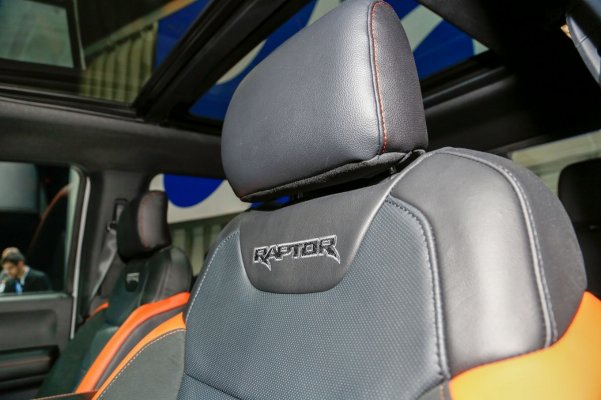 2017-Ford-F-150-Raptor-SuperCrew-seats-01.jpg