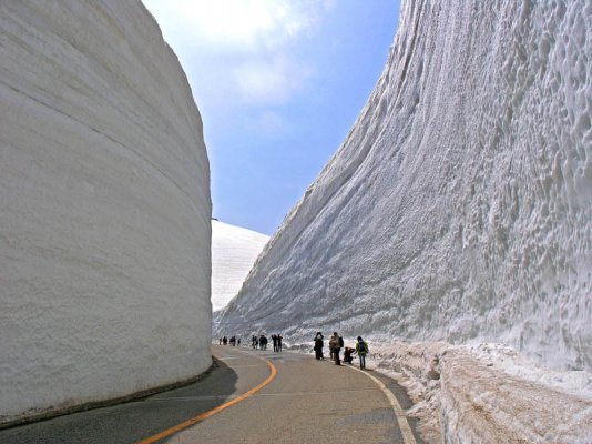 alpine-route-snow-corridor-20-meters-65-ft-walls-5.jpg