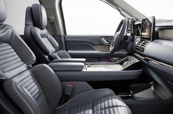 2018-Lincoln-Navigator-front-interior-seats.jpg