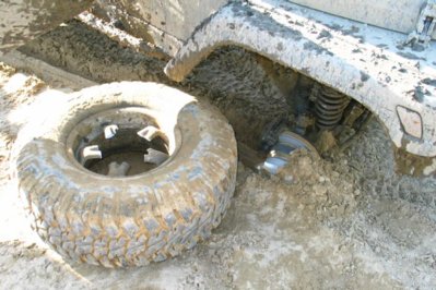 003-jeep-broken-wheel-off-road-tires.jpg